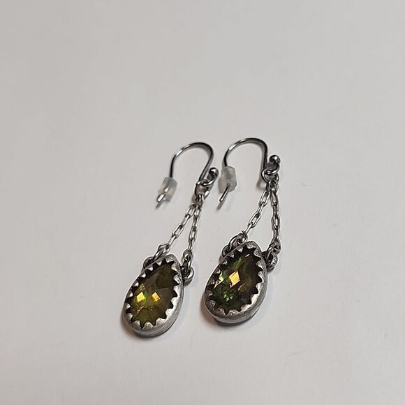 Elegant Silver and Green Teardrop Earrings - Picture 2 of 4
